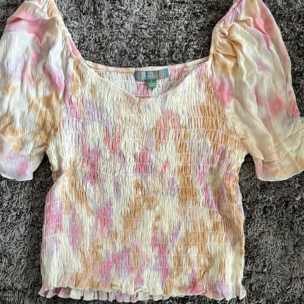 Pretty cream smock top. Soft v-neck with tan, lavender and pink. Size L
